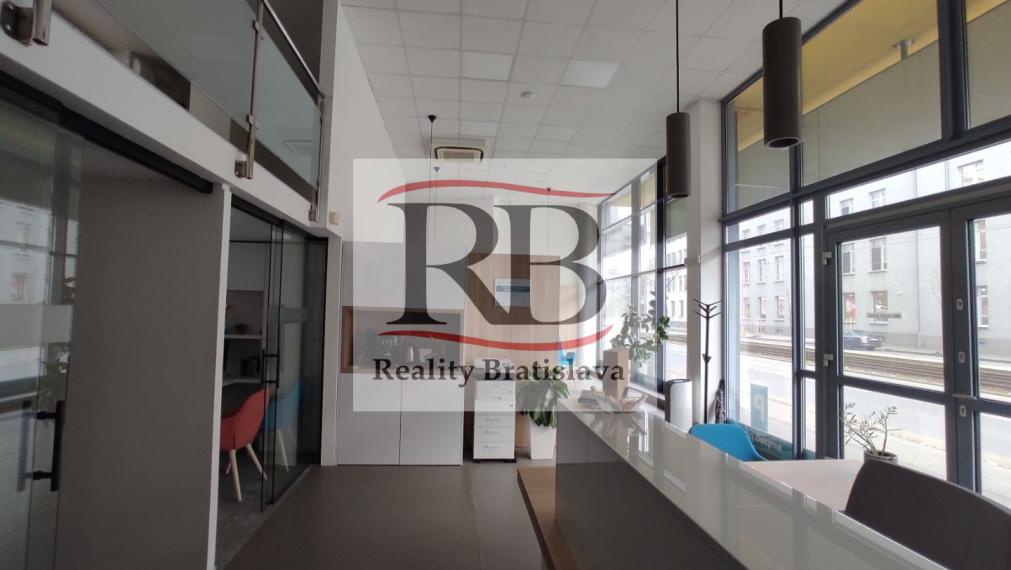 Obchodno-administratívny priestor s preskleným výkladom na Račiansku ulicu, 140m2