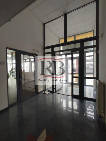 Obchodno-administratívny priestor s preskleným výkladom na Račiansku ulicu, 140m2