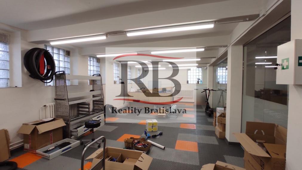 Obchodno-servisno skladový priestor na Račianskej ulici v Novom Meste, 140 m2
