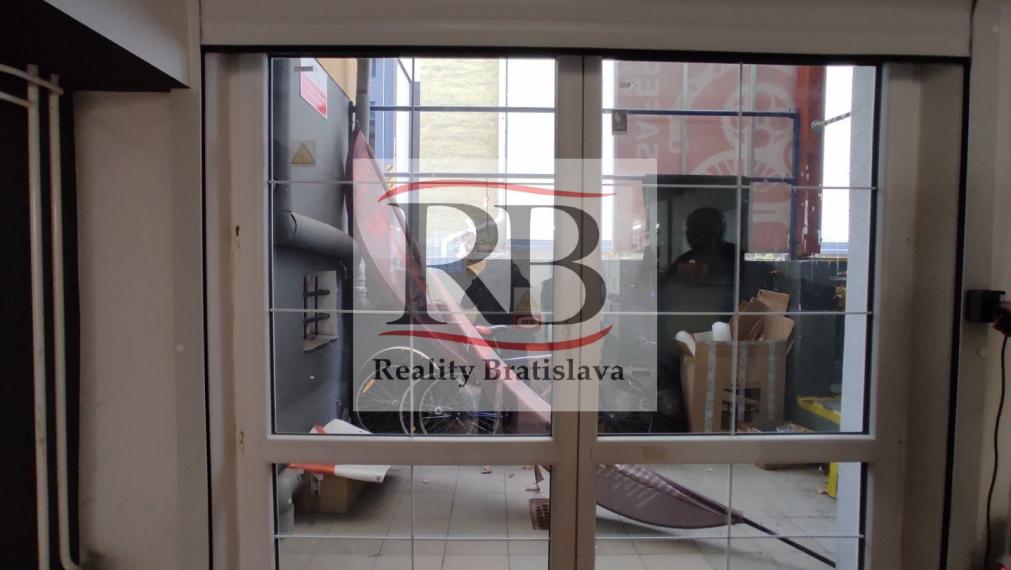 Obchodno-servisno skladový priestor na Račianskej ulici v Novom Meste, 140 m2