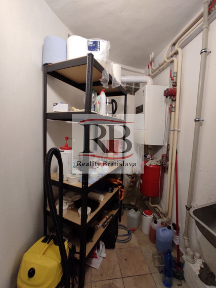 Obchodno-servisno skladový priestor na Račianskej ulici v Novom Meste, 140 m2