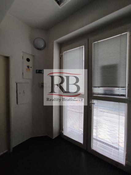 Obchodno-servisno skladový priestor na Račianskej ulici v Novom Meste, 140 m2