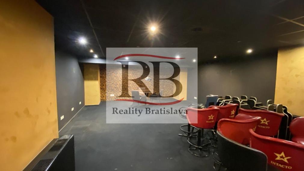 Obchodný priestor v Bratislave - Petržalke na Úderníckej ulici