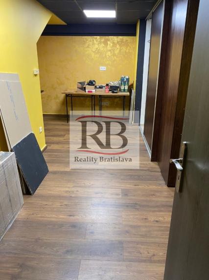 Obchodný priestor v Bratislave - Petržalke na Úderníckej ulici