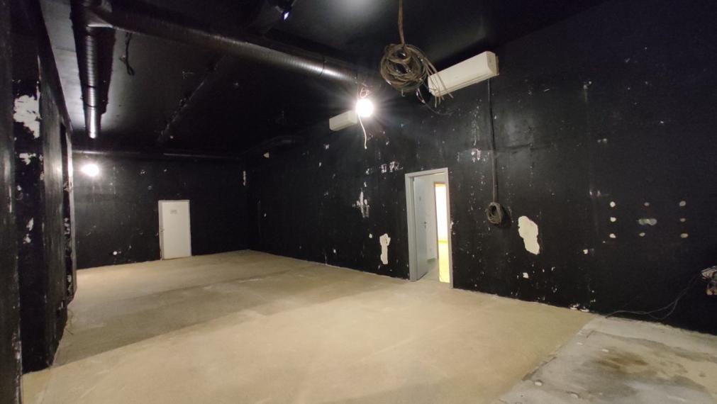 HOTEL BRATISLAVA - Obchodný priestor s vysokými stropmi, 2 vstupmi a parkovaním, Ružinov, 200m2