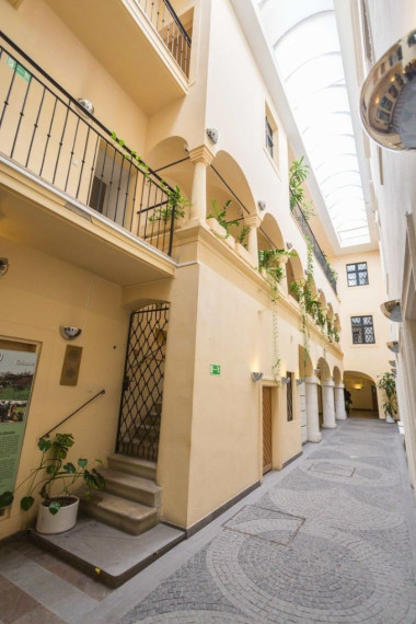 Priestory na pešej zóne v krásnej historickej budove, Michalská ulica-Staré Mesto