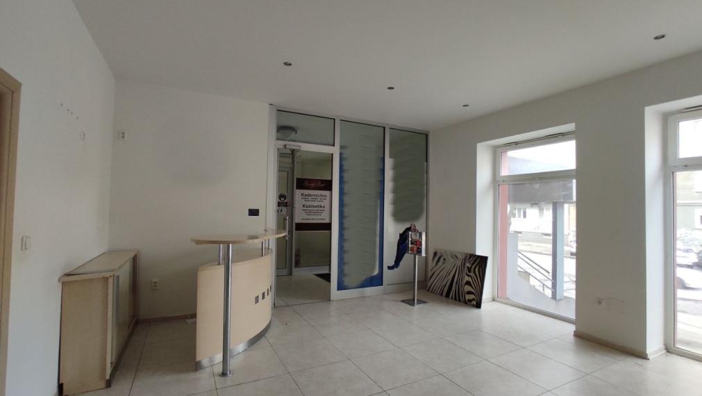 NA PREDAJ Obchodný priestor s veľkými výkladmi, Záhradnícka – RUŽINOV, BA2