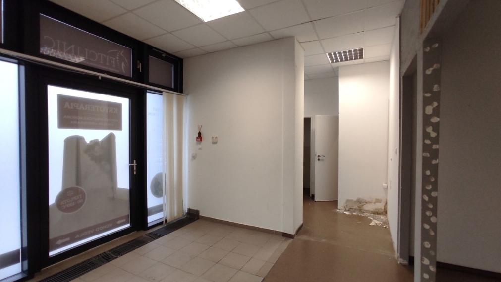 300m2 obchodný priestor so ZDRAVOTNÍCKYM ŠTANDARDOM, vysokými stropmi, 2 vstupmi a parkovaním