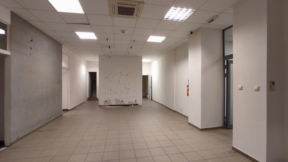 300m2 obchodný priestor so ZDRAVOTNÍCKYM ŠTANDARDOM, vysokými stropmi, 2 vstupmi a parkovaním