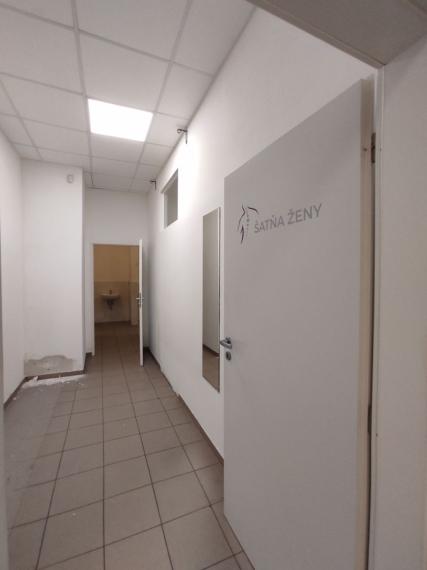 300m2 obchodný priestor so ZDRAVOTNÍCKYM ŠTANDARDOM, vysokými stropmi, 2 vstupmi a parkovaním