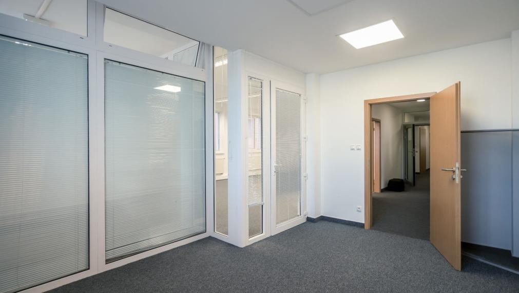 Reprezentatívna polyfunkčná budova so skladom a parkovaním v atraktívnej lokalite, Bratislava - Nové Mesto TOP