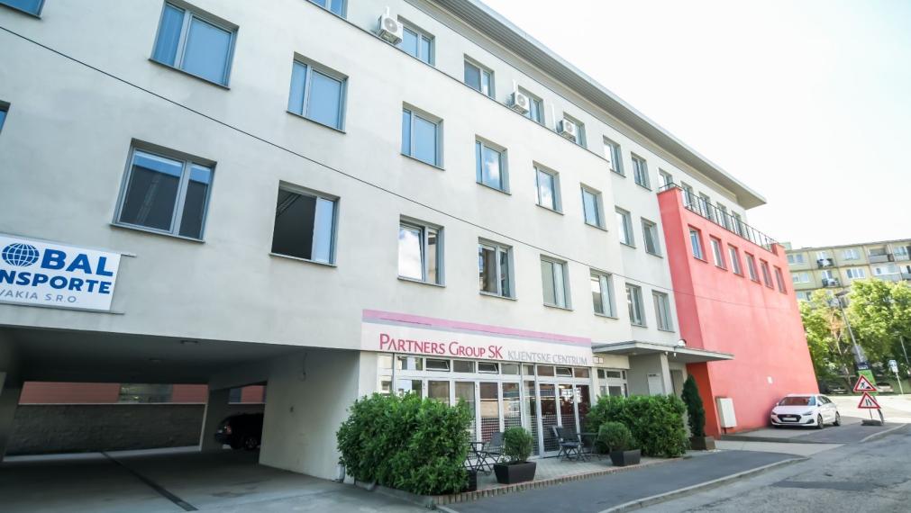 Reprezentatívna polyfunkčná budova so skladom a parkovaním v atraktívnej lokalite, Bratislava - Nové Mesto TOP