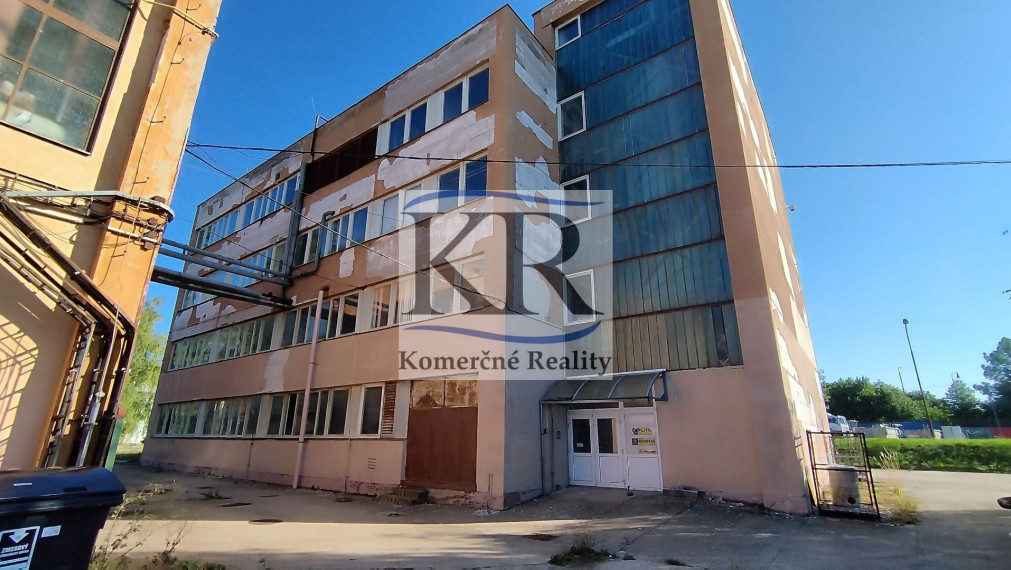 Na predaj: 4-podlažná priemyselná budova v areáli Chemolak s výťahom a pozemkom