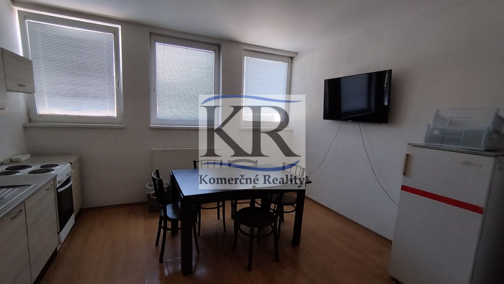 Investičná príležitosť – kompletne zrekonštruovaná ubytovňa pri železničnej stanici v Smoleniciach