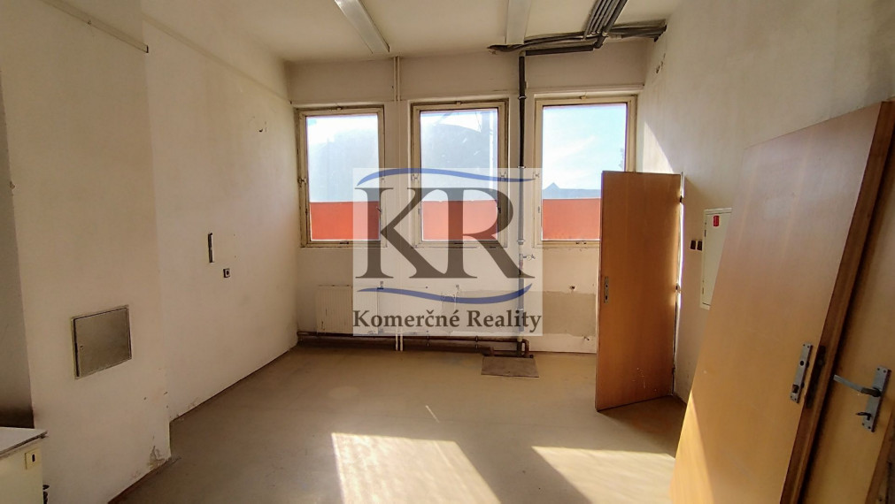 Investičná príležitosť – kompletne zrekonštruovaná ubytovňa pri železničnej stanici v Smoleniciach