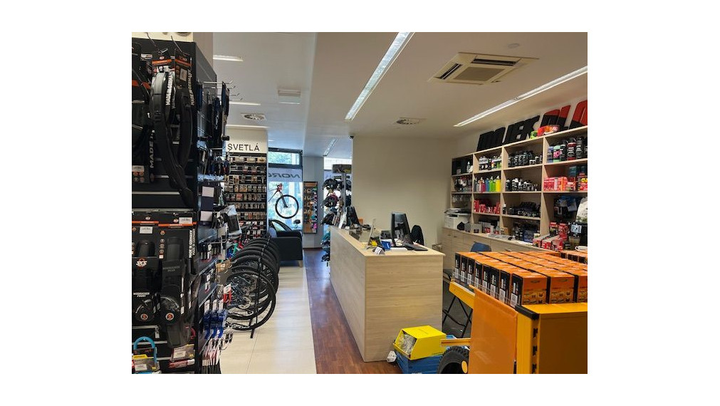 Obchodný priestor s výkladmi do frekventovanej cesty v objekte Perla Ružinova, 172m2