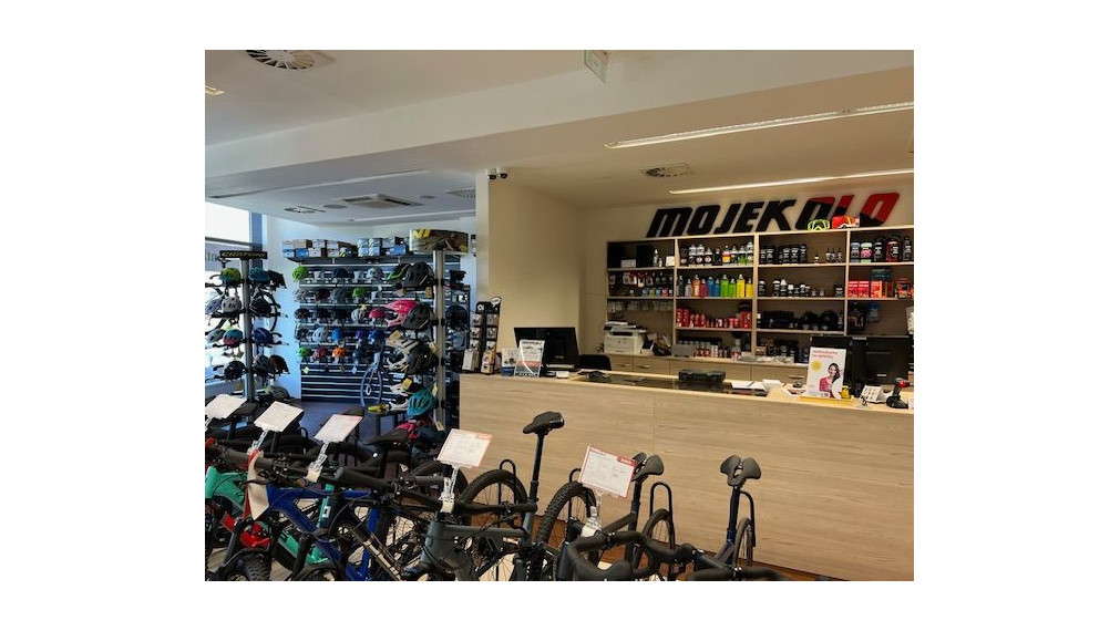 Obchodný priestor s výkladmi do frekventovanej cesty v objekte Perla Ružinova, 172m2