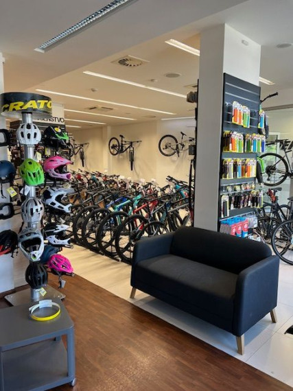 Obchodný priestor s výkladmi do frekventovanej cesty v objekte Perla Ružinova, 172m2