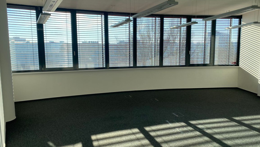 Priestory vhodné na administratívu či služby v tesnej blízkosti ŽST Petržalka, Röntgenova