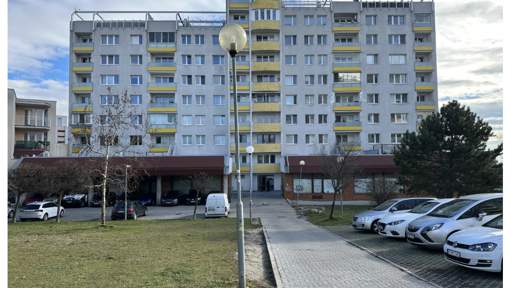 Obchodné priestory na námestí Dlhé Diely, Karlová Ves