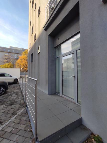 153m2 Lukratívny obchodný priestor v Hoteli Aston s výkladmi do frekventovanej ulice, s parkovaním, Bajkalská-Ružinov