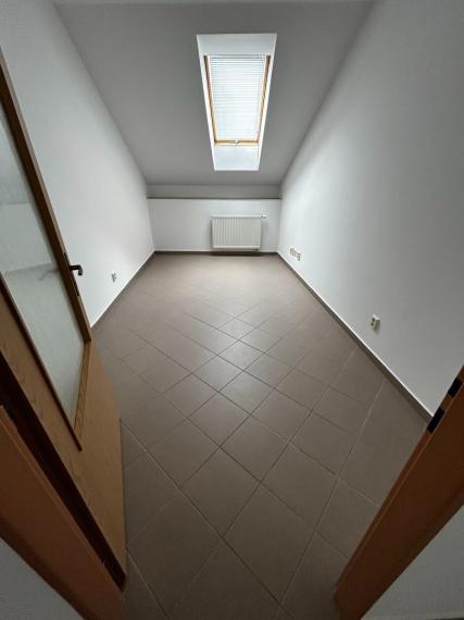 Obchodno-kancelárske priestory na pešej zóne s parkovaním