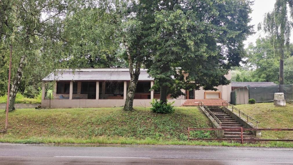 Komerčný objekt – reštaurácia s možnosťou bývania, okolie Nového Mesta nad Váhom TOP