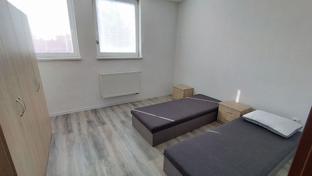 Investičná príležitosť – kompletne zrekonštruovaná ubytovňa pri železničnej stanici v Smoleniciach