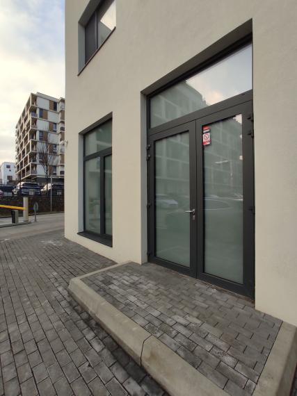 Obchodný priestor s vysokými stropmi vhodný aj na kaviareň, Sliačska, 129,82m2