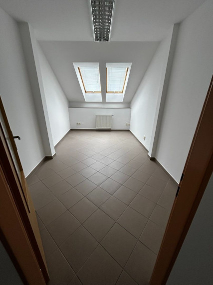 Obchodno-kancelárske priestory na pešej zóne s parkovaním