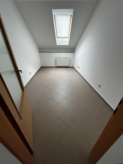 Obchodno-kancelárske priestory na pešej zóne s parkovaním