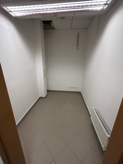 Obchodno-kancelárske priestory na pešej zóne s parkovaním