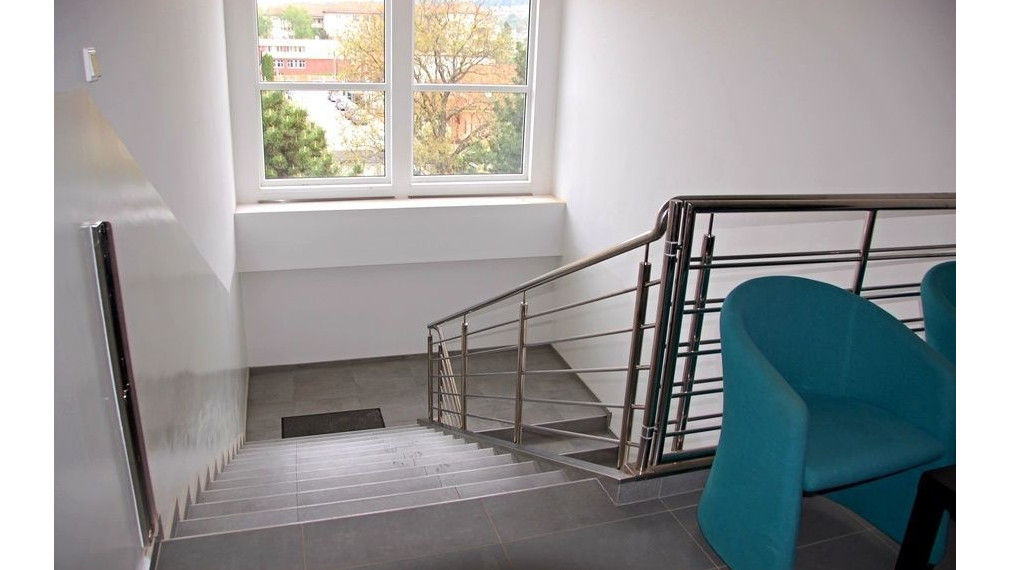 Prenájom samostatnej kancelárie o výmere 24,7 m² v zrekonštruovanej budove - Trenčín