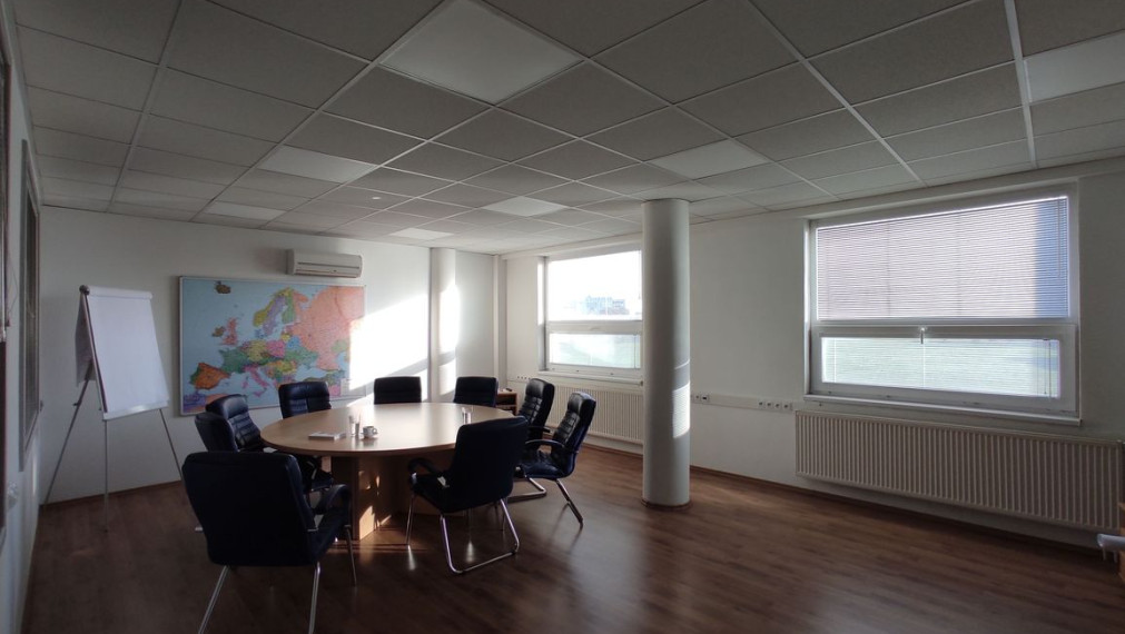735m2 administratívna budova s možnosťou skladu na prenájom, DUNAJSKA STREDA