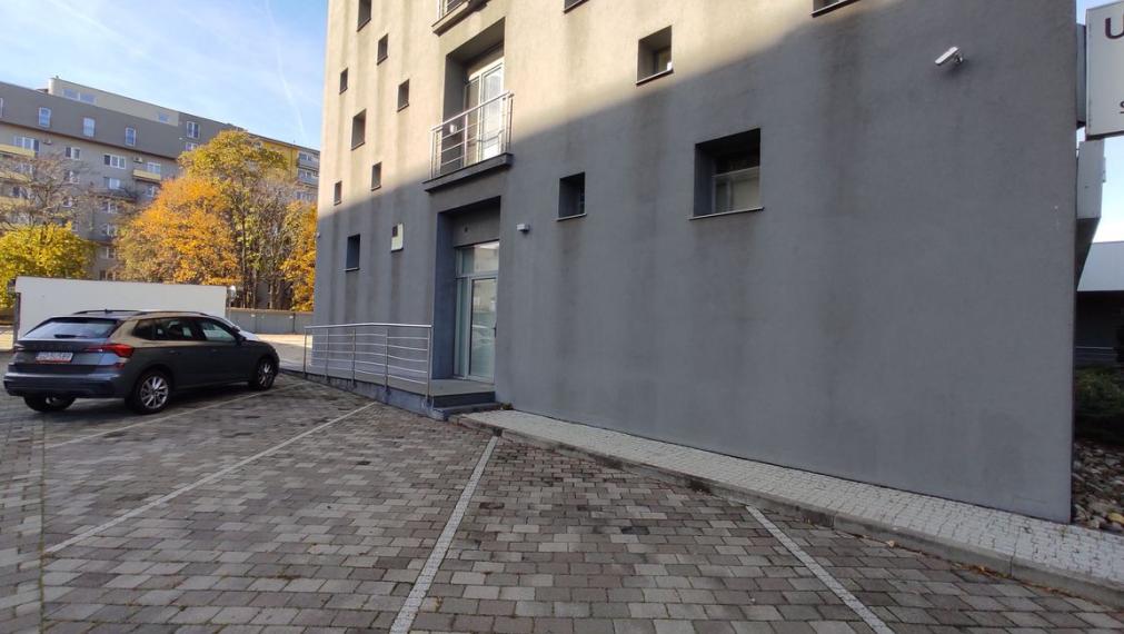 153m2 Lukratívny obchodný priestor v Hoteli Aston s výkladmi do frekventovanej ulice, s parkovaním, Bajkalská-Ružinov