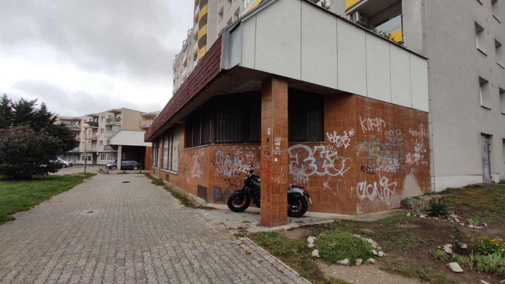 Obchodné priestory na námestí Dlhé Diely, Karlová Ves