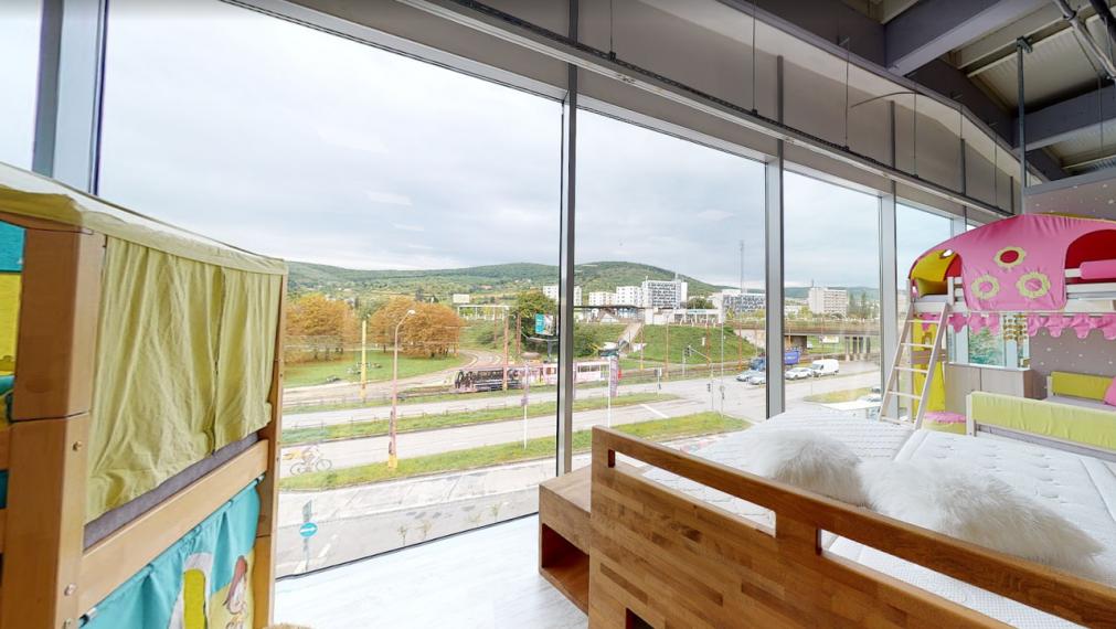 183m2 Obchodný priestor s veľkými výkladmi na Račiansku ulicu, Bratislava III