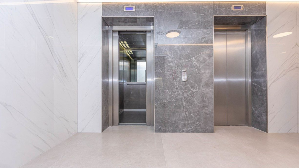 Priestory vhodné na administratívu či služby v tesnej blízkosti ŽST Petržalka, Röntgenova