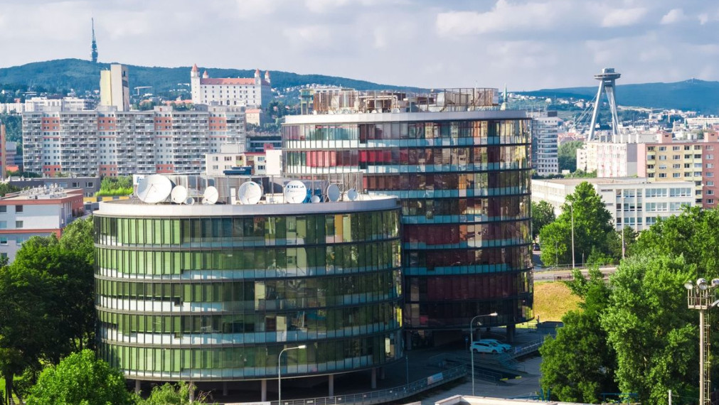 Priestory vhodné na administratívu či služby v tesnej blízkosti ŽST Petržalka, Röntgenova