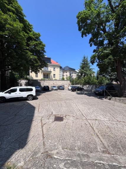 Uzavretý admin. celok v krásnej historickej budove, 155m2, 2 parkovacie miesta