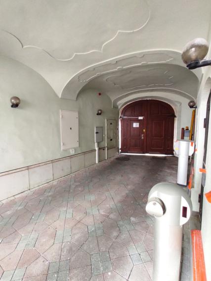 Obchodno-kancelársky priestor na prízemí, s vlastným vstupom 79,15m2 v centre na Panenskej ulici - Staré Mesto TOP