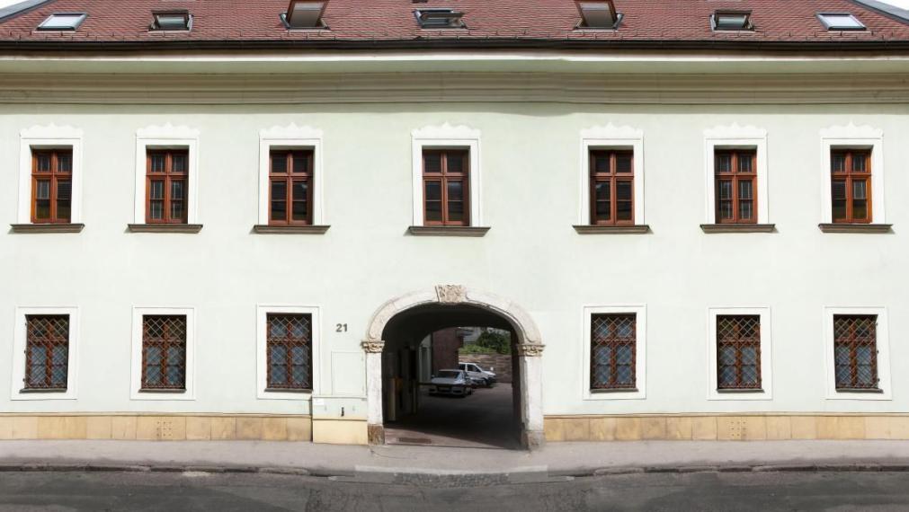 Obchodno-kancelársky priestor na prízemí, s vlastným vstupom 79,15m2 v centre na Panenskej ulici - Staré Mesto TOP