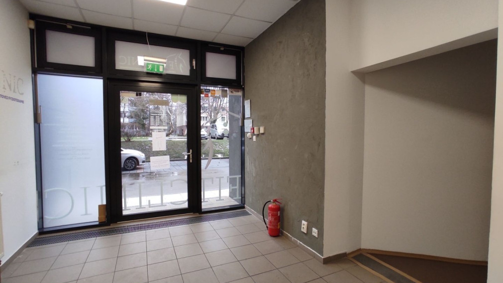 300m2 obchodný priestor so ZDRAVOTNÍCKYM ŠTANDARDOM, vysokými stropmi, 2 vstupmi a parkovaním