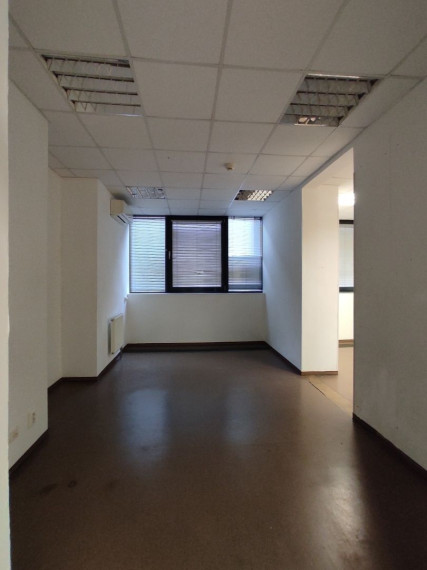 300m2 obchodný priestor so ZDRAVOTNÍCKYM ŠTANDARDOM, vysokými stropmi, 2 vstupmi a parkovaním