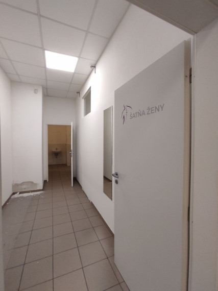 300m2 obchodný priestor so ZDRAVOTNÍCKYM ŠTANDARDOM, vysokými stropmi, 2 vstupmi a parkovaním