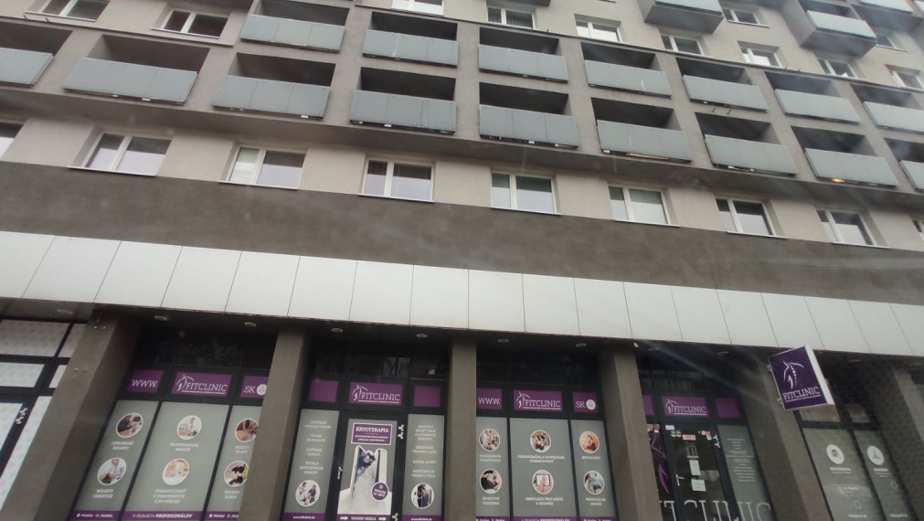 300m2 obchodný priestor so ZDRAVOTNÍCKYM ŠTANDARDOM, vysokými stropmi, 2 vstupmi a parkovaním