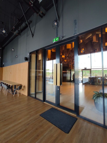 Obchodné priestory vhodné na showroom, EINPARK, Einsteinova-Petržalka