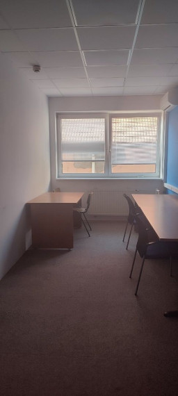 Na prenájom malá kancelária  – Stupava, Hlavná ulica.