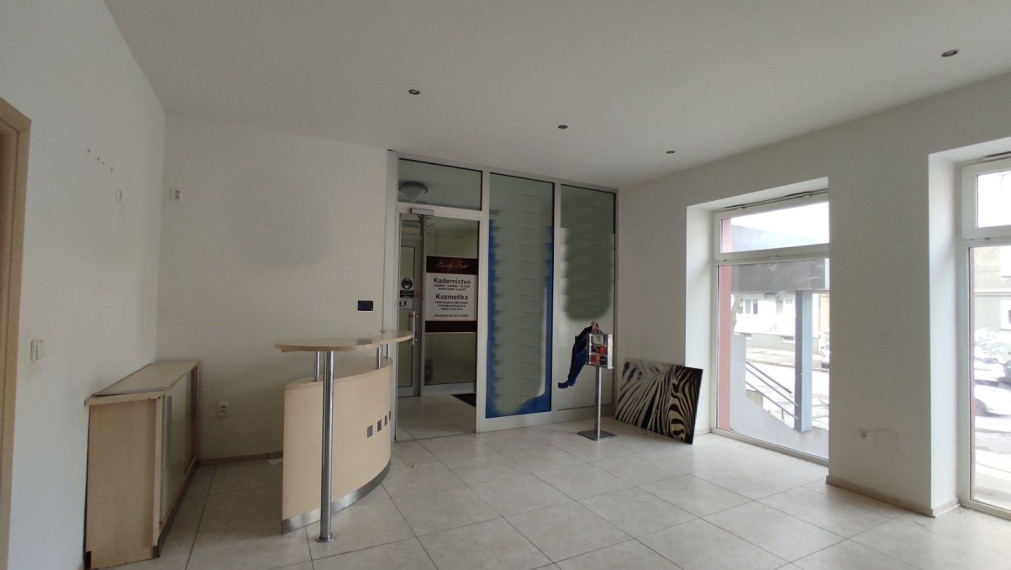 NA PREDAJ Obchodný priestor s veľkými výkladmi, Záhradnícka – RUŽINOV, BA2