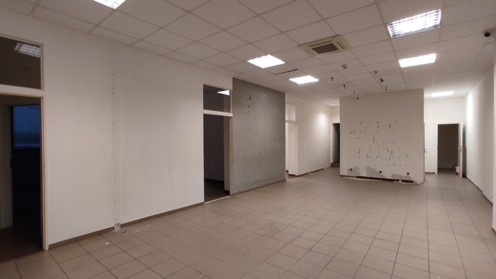 300m2 priestor so ZDRAVOTNÍCKYM ŠTANDARDOM, vysokými stropmi, 2 vstupmi a parkovaním, Hotel Bratislava TOP